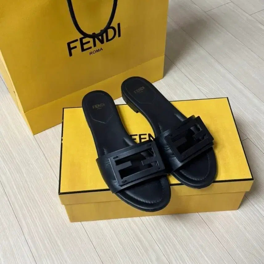 [BUNJANG] Fendi Leather Sandals / 찜사절안팔릴시위탁백화점판 정품 펜디 샌들 38(250) 쿨거래