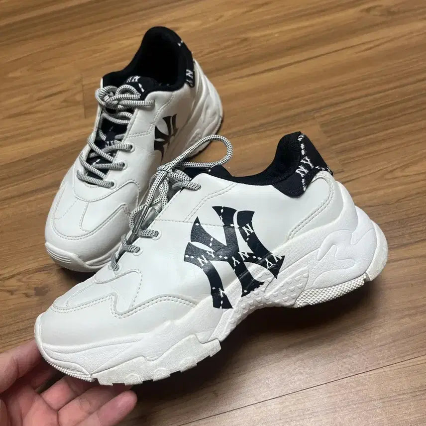 [BUNJANG] MLB New York Yankees Sneakers White Women's Size 240 / MLB 뉴욕 양키스 스니커즈 화이트 여성 240