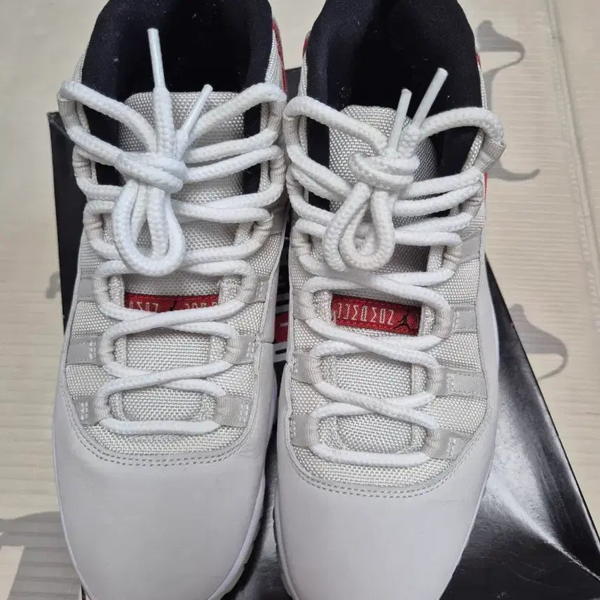 [BUNJANG] Nike Air Jordan 11 Retro Platinum Tint / 나이키 에어조던 11 레트로 플래티넘틴트 265