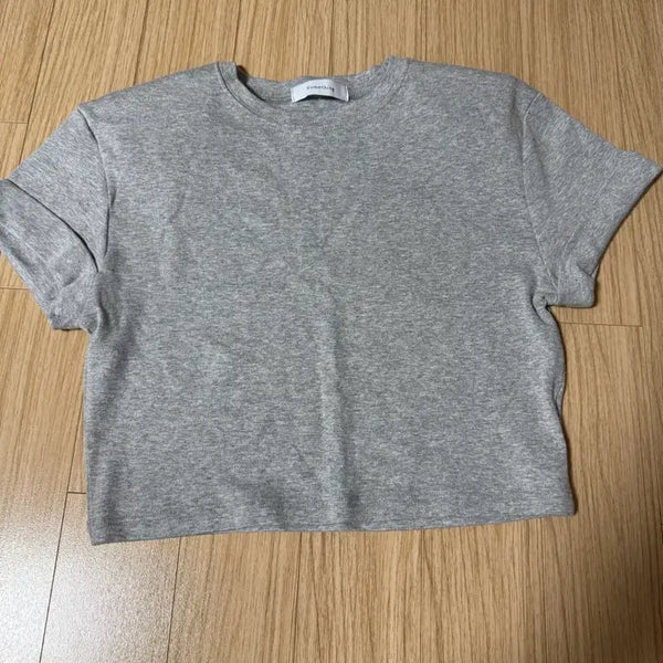 [BUNJANG] Round Neck Cap Sleeve Roll-Up Short Sleeve T-Shirt - Gray / 무료배송. 새상품. 어깨패드 라운드넥 캡소매 롤업 반팔티 그레이