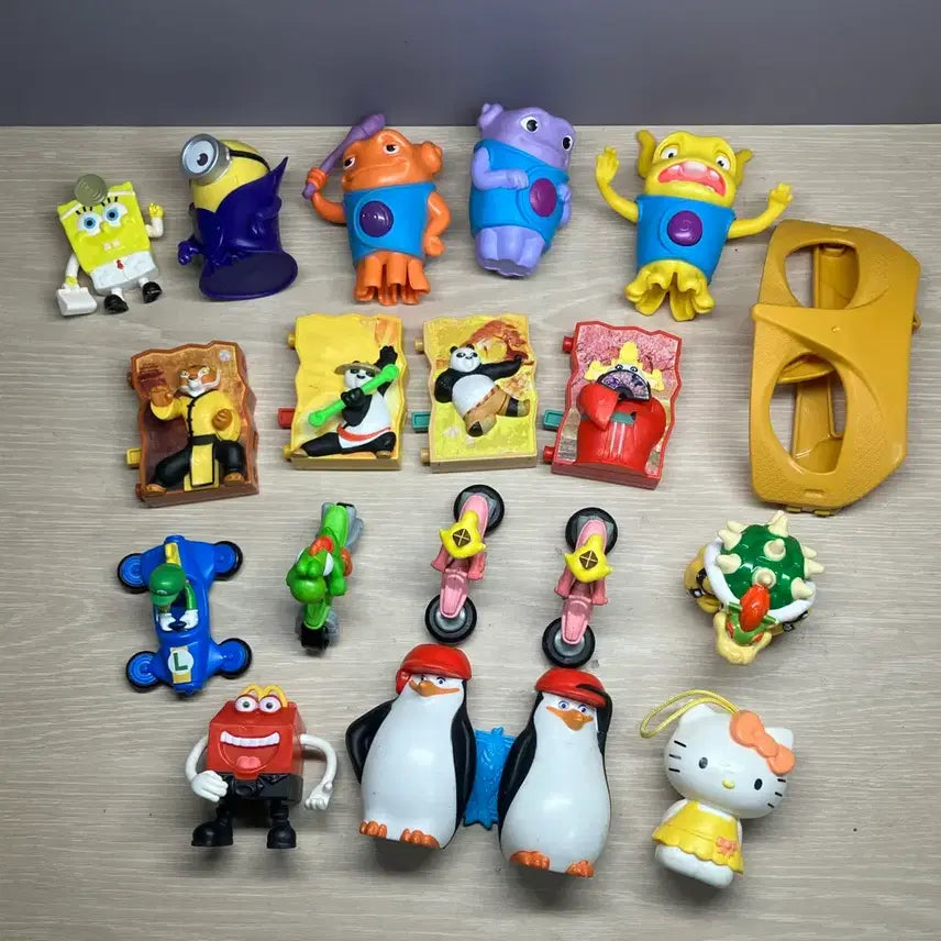 [BUNJANG] McDonald's Happy Meal Classic Figures: Mario, Minions, Hello Kitty, Sanrio, SpongeBob, Kung Fu Panda / 해피밀 고전 피규어 마리오 미니언즈 헬로키티 산리오 스펀지밥 쿵푸팬더
