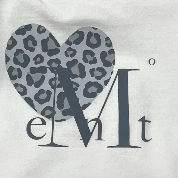 [BUNJANG] Mocent Heart Leopard Short Sleeve T-Shirt / 무센트 하트 레오파드 반팔
