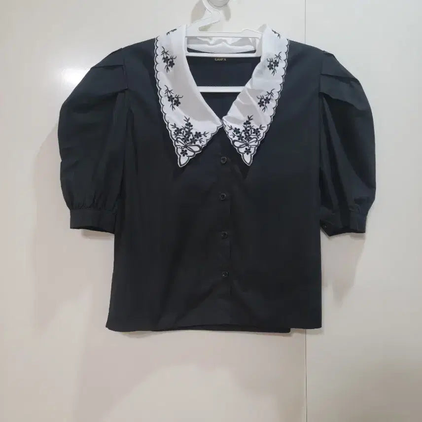 [BUNJANG] GGPX Black Embroidered Collar Puff Blouse / GGPX 블랙 자수 카라 퍼프 블라우스