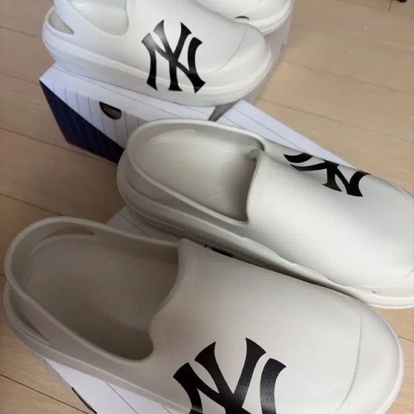 [BUNJANG] New York Yankees Mule Slippers - White / 뉴욕 양키즈 뮬 슬리퍼 화이트 270