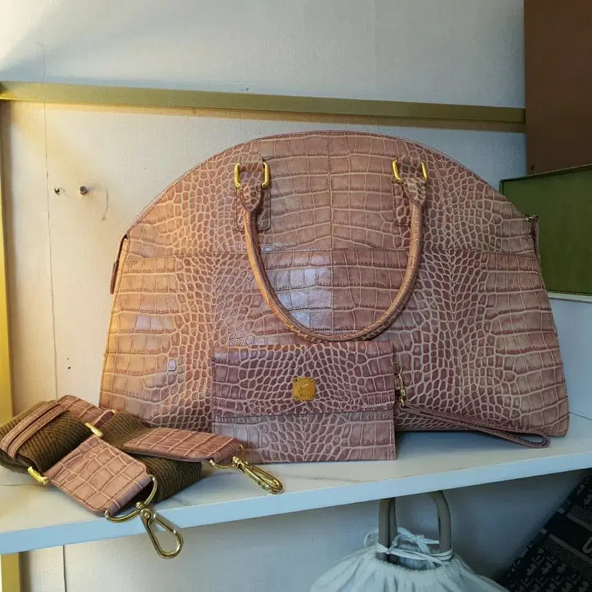 [BUNJANG] MCM Boston Bag Large Croc Embossed Pink / *정품* MCM 보스턴백. 빅백