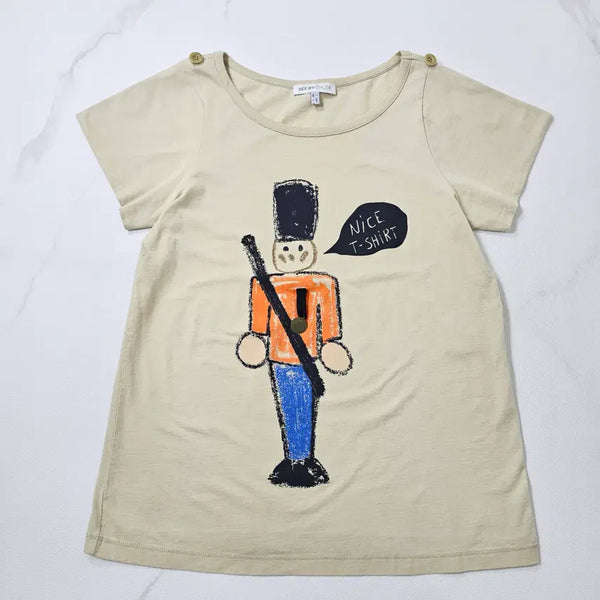 [BUNJANG] Chloé Soldier Illustration Button Detail Short Sleeve T-Shirt / 끌로에 병정 일러스트 어깨 버튼 반팔 티셔츠 ~55