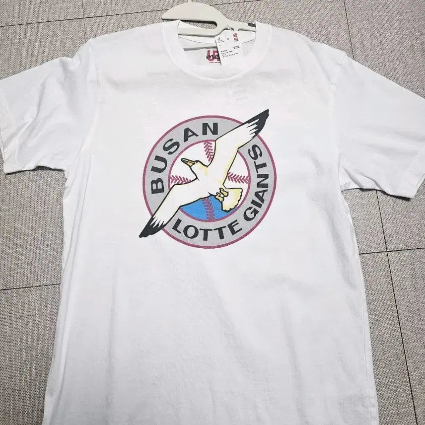 [BUNJANG] Uniqlo x Lotte Giants UT T-Shirt Size M / 유니클로 x 롯데자이언츠 UT 사이즈m