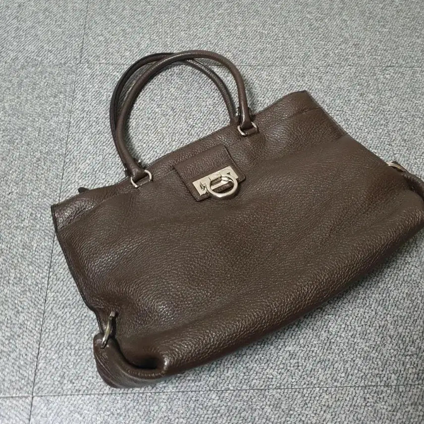 [BUNJANG] Salvatore Ferragamo Gancini Brown Leather Tote Bag / 살바토레 페라가모 간치니 브라운 레더 토트백 가방 판매합니다