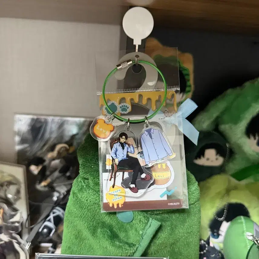 [BUNJANG] Attack on Titan Levi Acrylic Charm Keychain Official / 진격의 거인 진격거 리바이 아크릴 키링 챰 정품 공식 의자 휴식