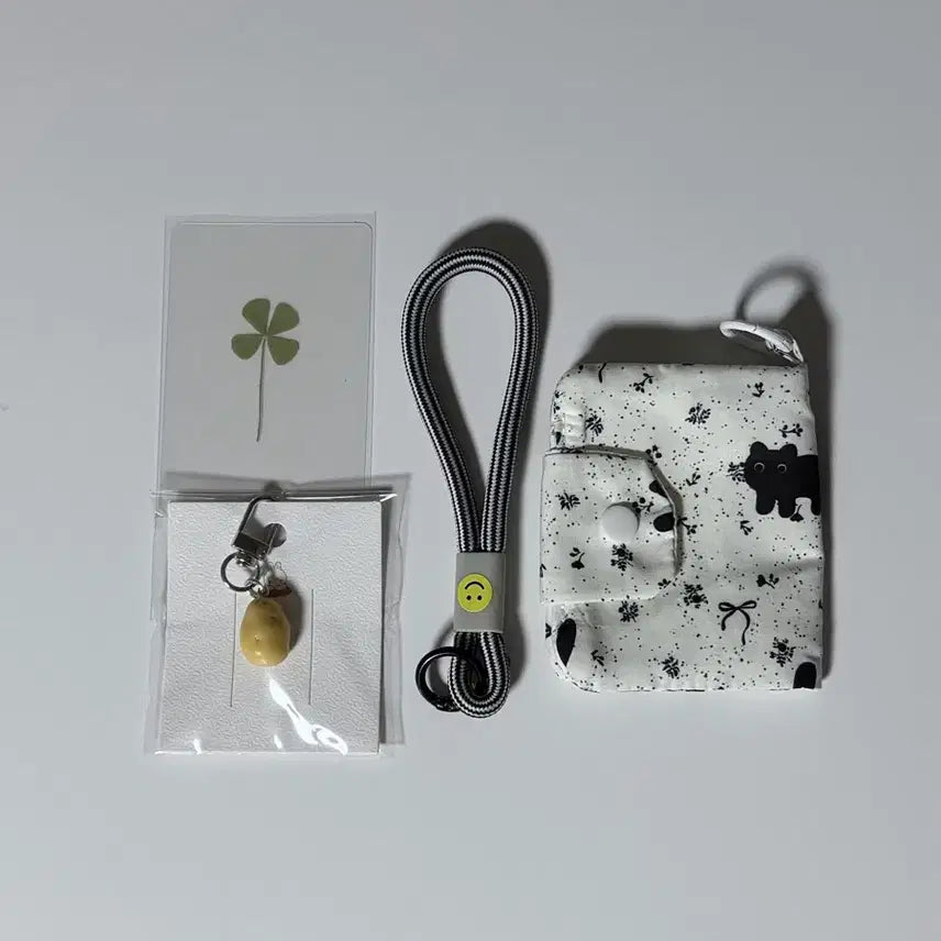 [BUNJANG] Four-Leaf Clover Wallet Pouch Set with Cat Charm / 토이키링 네잎클로버 지갑 파우치 세트 고양이