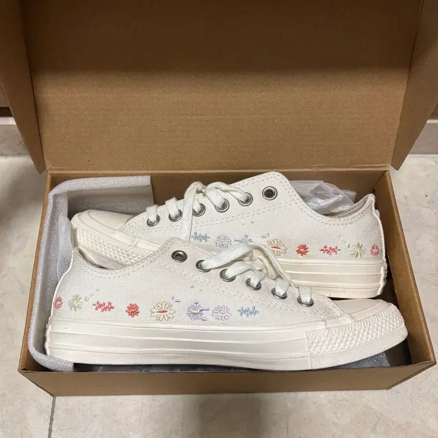 [BUNJANG] Converse Chuck Taylor All-Star Floral Embroidered Sneakers (Limited Edition) / [한정판] 컨버스 척테일러 올스타 플로럴 자수 스니커즈