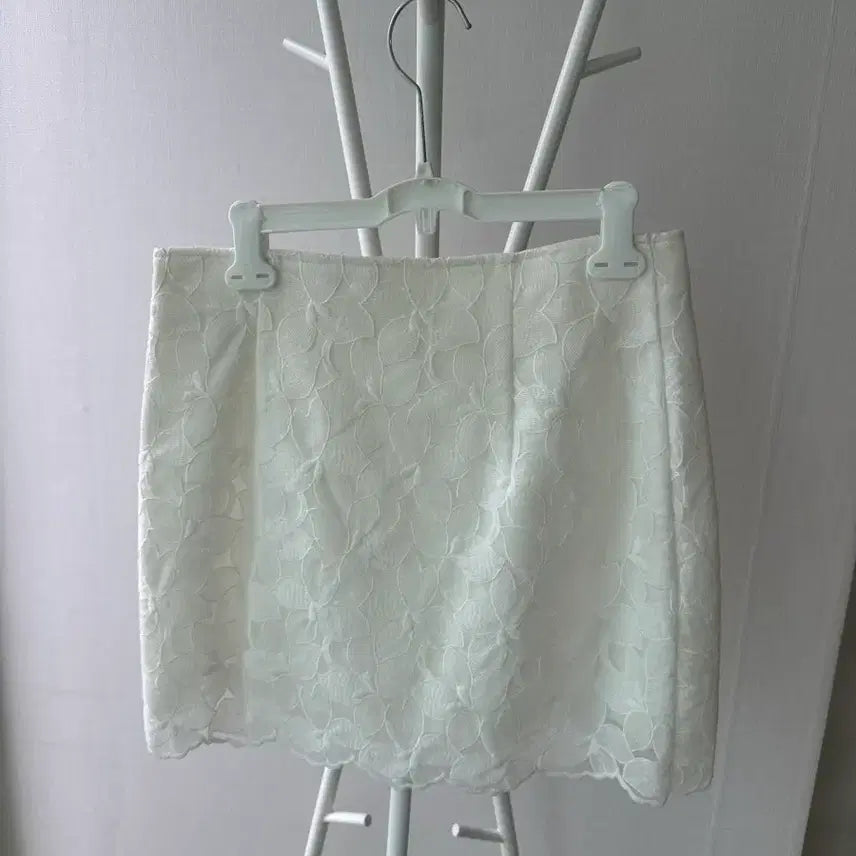 [BUNJANG] Attirance Flower Petal Pattern Mini Skirt (L) / 아뜨랑스 꽃잎 플라워 패턴 미니 스커트 (L)