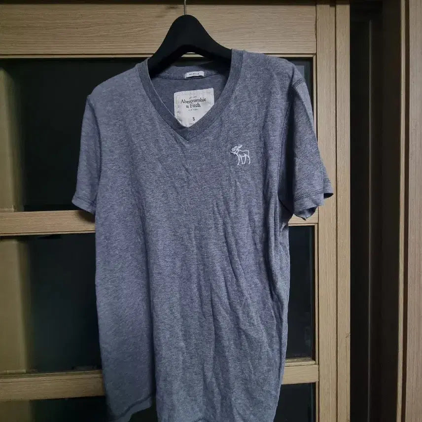 [BUNJANG] Abercrombie & Fitch V-Neck Short Sleeve T-Shirt / 아베크롬비 v넥 반팔 티셔츠 s  남녀가능
