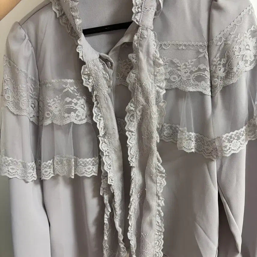 [BUNJANG] Rosita Blouse with Brooch / 로지타 블라우스 판매