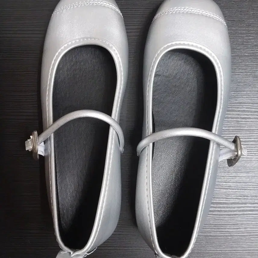 [BUNJANG] Silver Flats Shoes (240-245mm) / 새거)실버 240~245 플랫 단화 판매해요