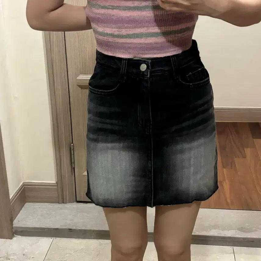 [BUNJANG] MINIPOE Black Denim Washed Short Skirt / 미니포에 흑청 데님 워싱 숏 스커트