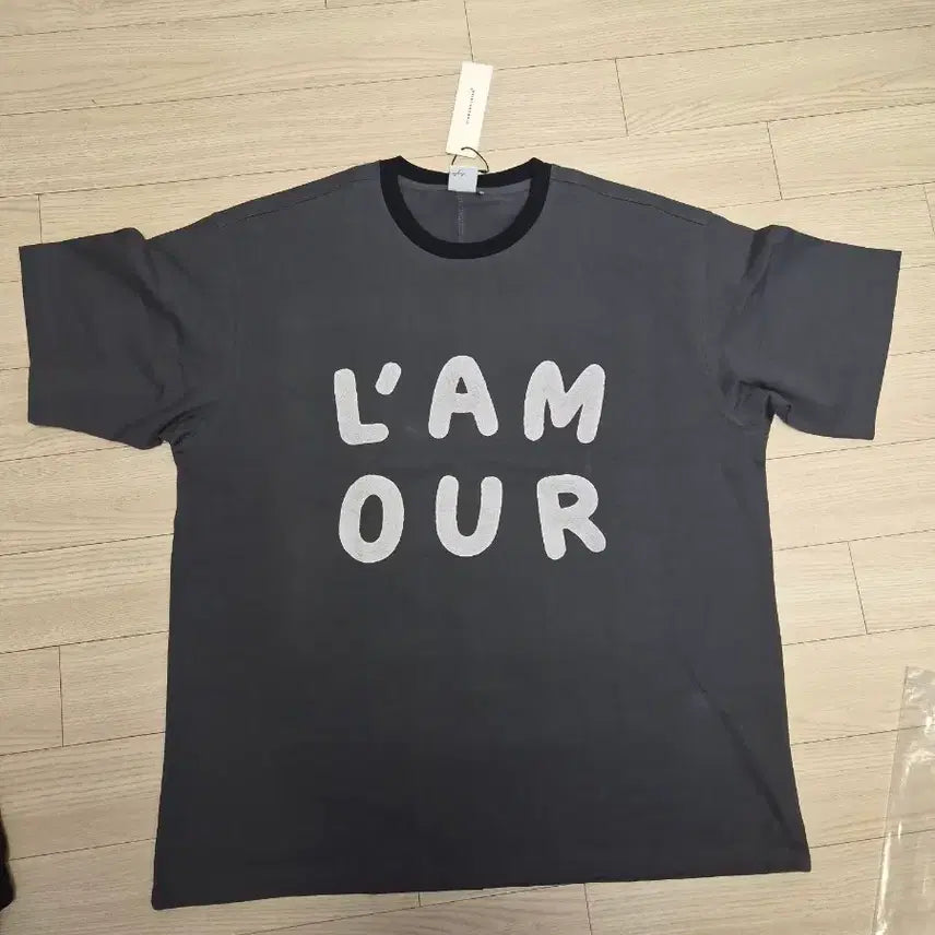 [BUNJANG] L'AMOUR Printed Short-Sleeve T-Shirt Dark Gray / L'AMOUR 프린팅 반팔 티셔츠 다크 그레이