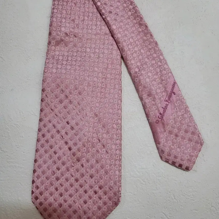 [BUNJANG] Vintage Salvatore Ferragamo Pink Pattern Necktie Scarf / 빈티지 페라가모 넥타이 스카프 핑크 패턴