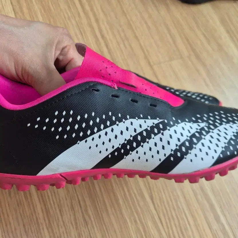 [BUNJANG] Adidas Predator Accuracy.4 TF Shock Pink 2 Futsal Shoes / 아디다스 프레데터 애큐러시.4 TF 쇼크 핑크 2 풋살화