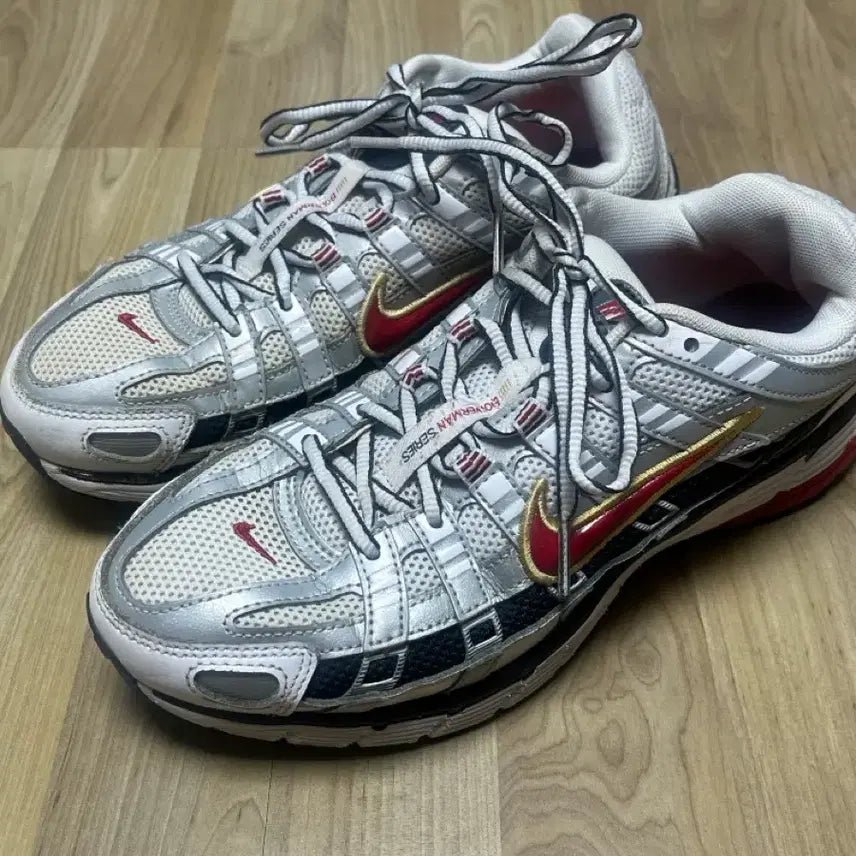 [BUNJANG] Nike P-6000 Metallic Silver/Red Running Shoes (Size 250mm) / 250) W 나이키 P-6000 메탈릭 실버/레드 - 250 유일 매물