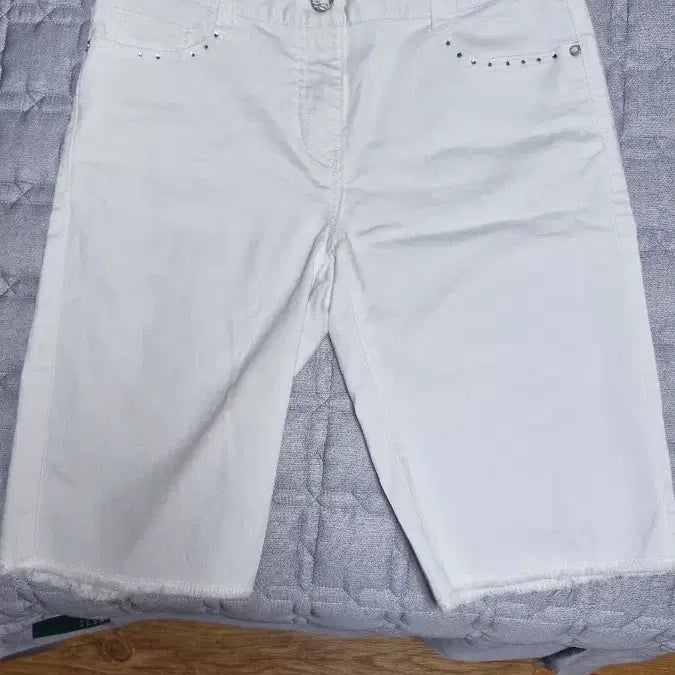 [BUNJANG] JISEN White Cubic Distressed Hem Shorts / 지센 화이트 큐빅 반바지