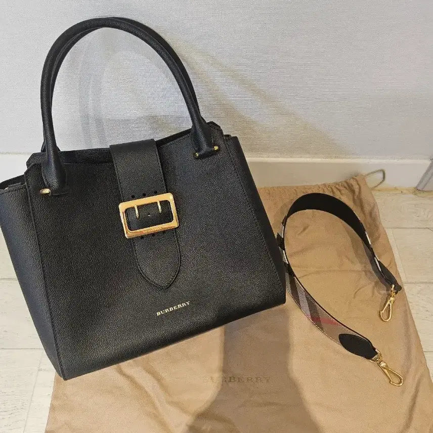 [BUNJANG] Burberry Grain Buckle Leather Black Tote Bag with Strap / (정품) 버버리 그레인 버클 레더 블랙 토트백(스트랩 포함)