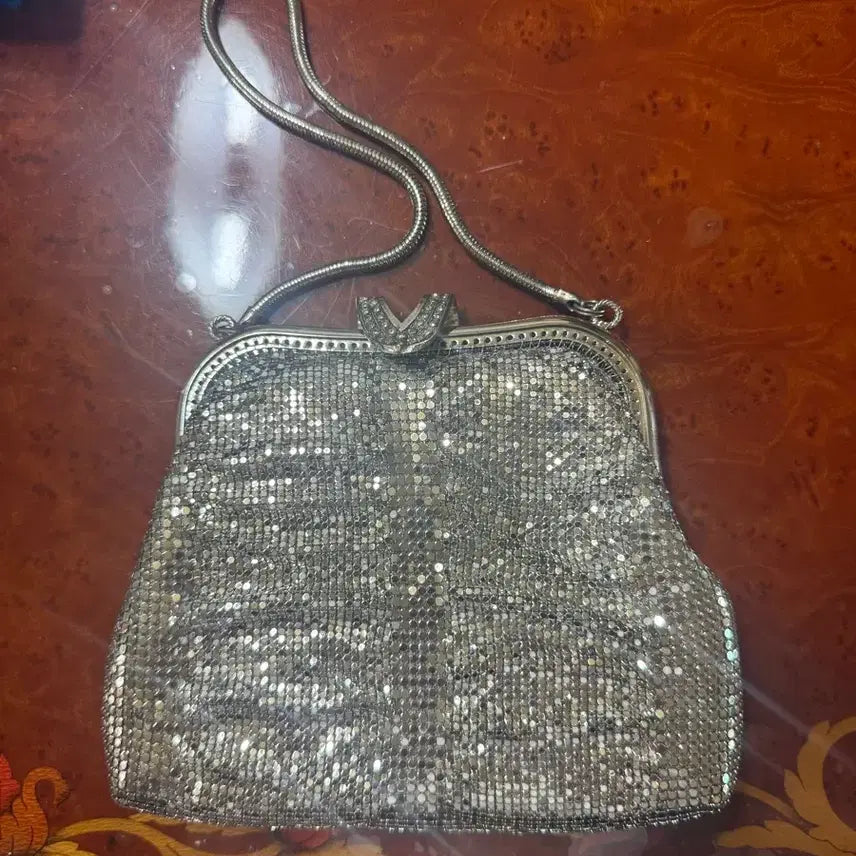[BUNJANG] Embroidered Silver Shoulder Bag with Chain Strap / 자수백 판매합니다