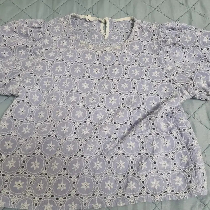 [BUNJANG] Lilac Embroidered Short Sleeve Blouse / 연보라 자수 반팔 블라우스