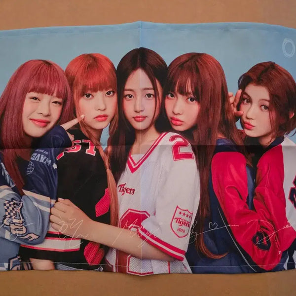 [BUNJANG] NewJeans SKT Fabric Poster Unsealed / 뉴진스 SKT 싸인포스터 단순개봉