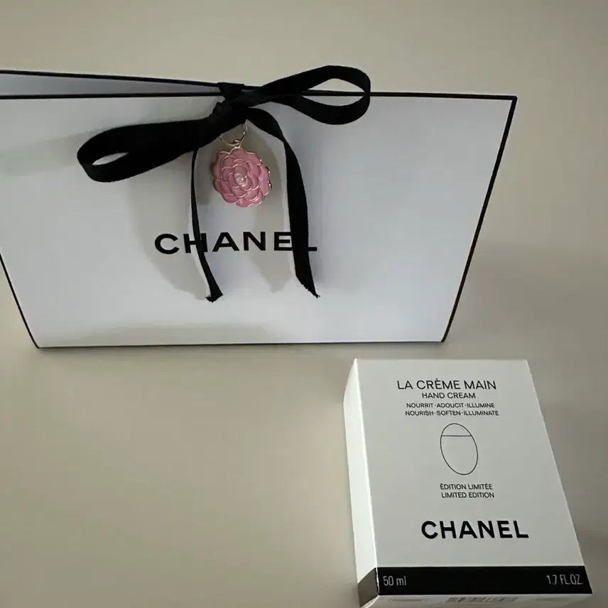 [BUNJANG] Chanel La Crème Main Hand Cream Camellia Charm Edition / 샤넬 핸드크림 라 크렘망 새상품 까멜리아 참 증정