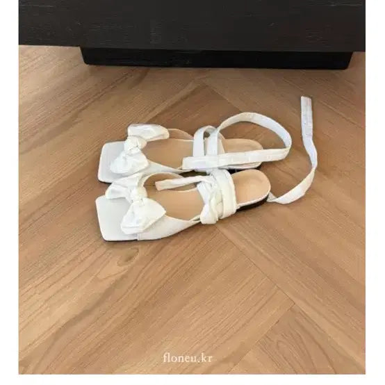 [BUNJANG] Flownew Ribbon Sandals White / 플로뉴 리본 샌들 화이트