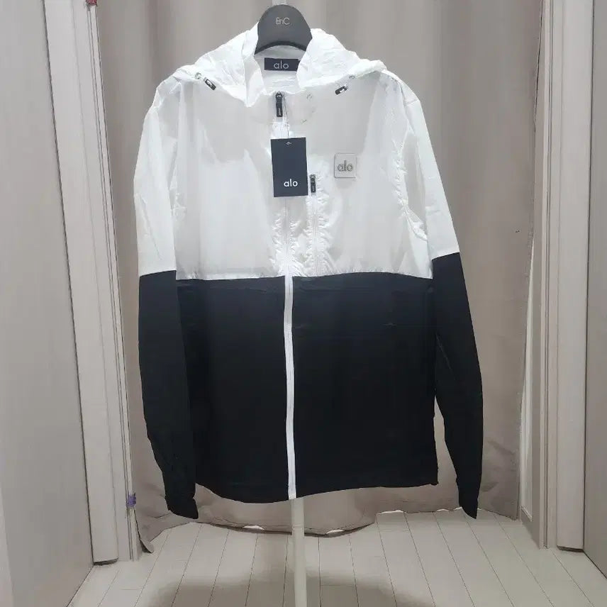 [BUNJANG] Alo Yoga Two-Tone Colorblock Windbreaker Jacket Black White / 알로 요가 바람막이 자켓 2톤 배색 블랙 화이트.새상품