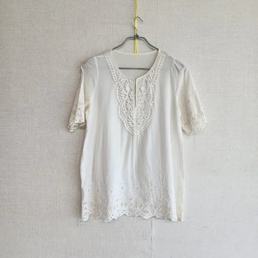 [BUNJANG] Embroidered Blouse White / 자수 블라우스 화이트
