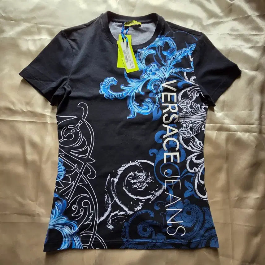 [BUNJANG] Versace Jeans Couture Black Blue Baroque Pattern Short Sleeve T-Shirt / 새상품 (정품) 베르사체 진 쿠튀르 블랙 블루 바로크 패턴 반팔티
