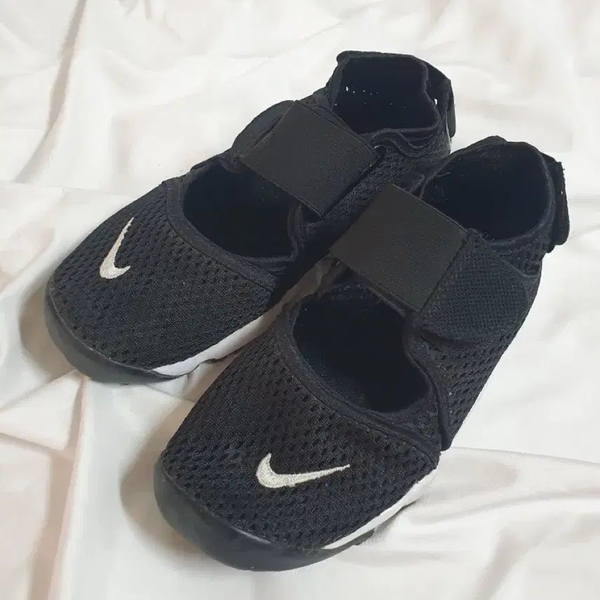 [BUNJANG] Nike Air Rift Black Sneakers (220) / 나이키 에어 리프트 블랙 220