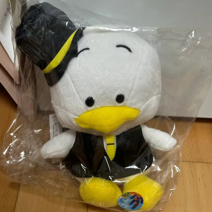 [BUNJANG] Sanrio Happy Danbi Shinsa Tuxedo Ahiru No Pekkle Doll / 산리오 해피단부이 신사 턱시도 아히루노페클 인형 새상품