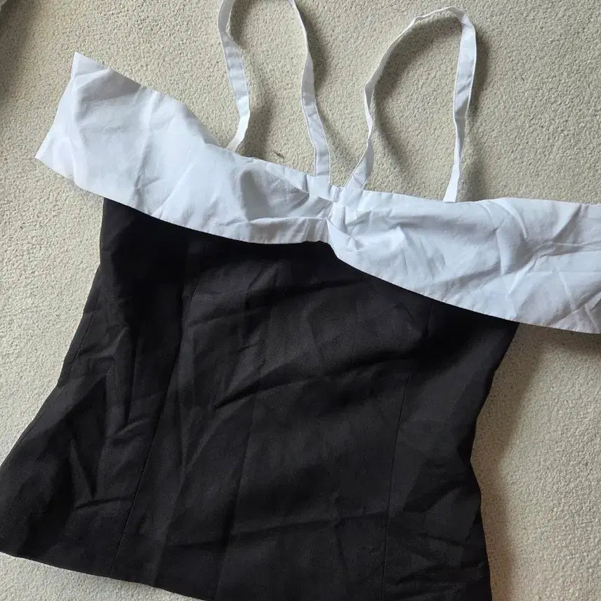 [BUNJANG] Helder Off-Shoulder Blouse / 헬더오프숄더블라우스