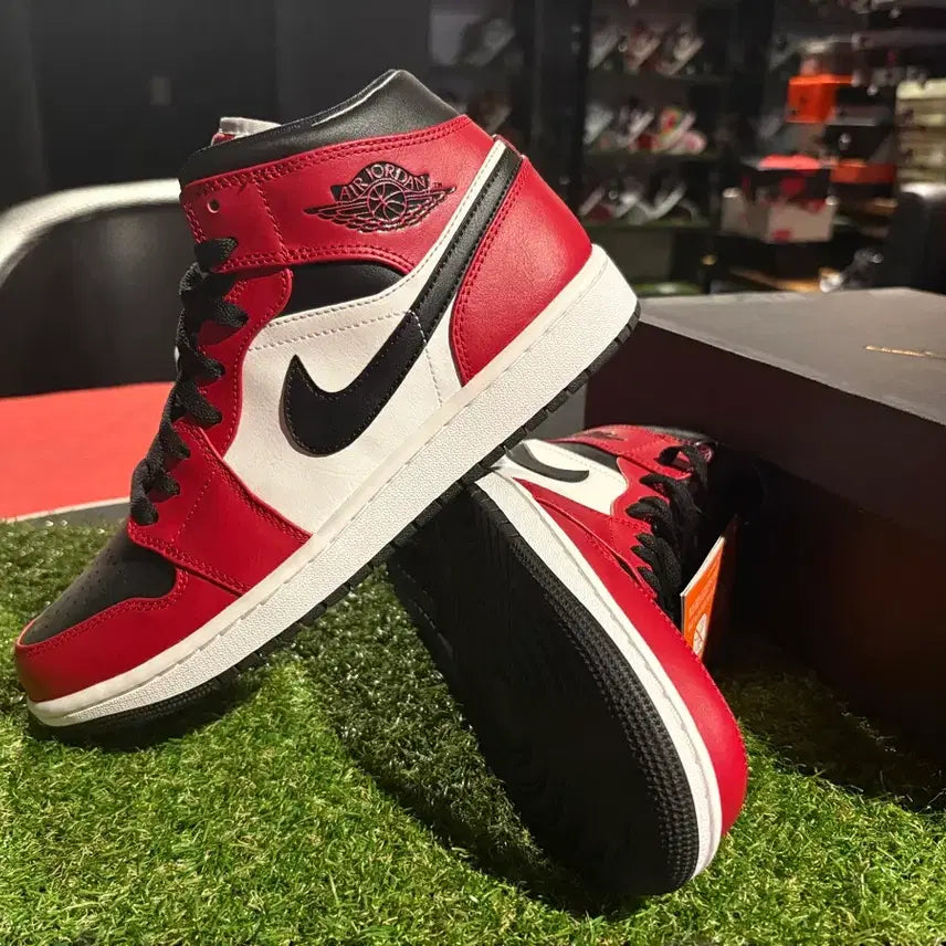 [BUNJANG] Nike Jordan 1 Mid Chicago Black Toe (Size 270) / [새상품/270] 나이키 조던1 미드
