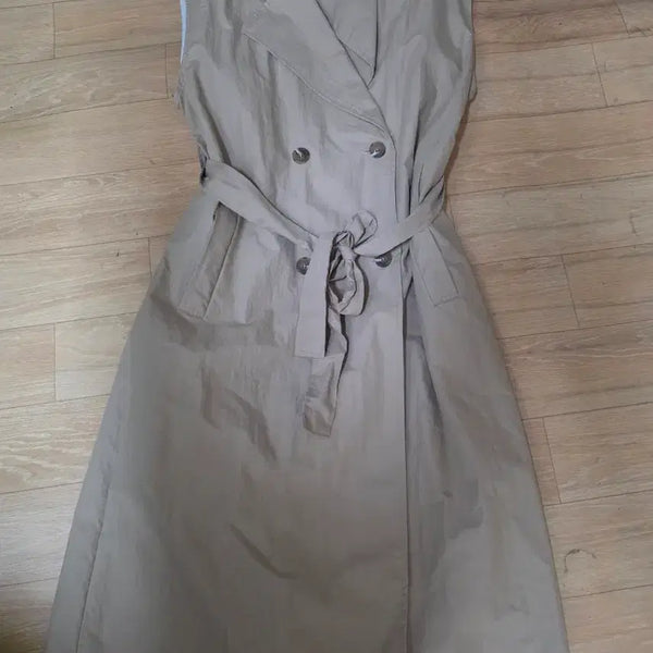 [BUNJANG] Lila Sleeveless Trench Coat Beige / [Lila] 베이지 민소매 트렌치코트  55ㅡ66 여. 4만8천원