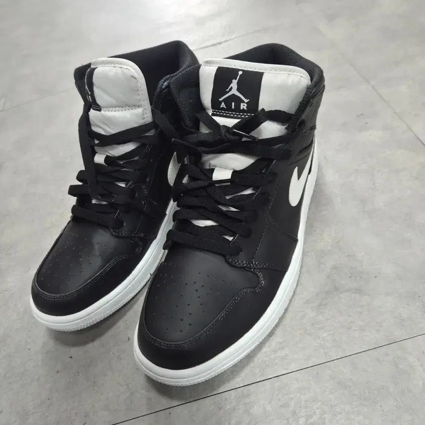 [BUNJANG] Nike Air Jordan 1 Mid Black White / 나이키 에어 조던1 미드 블랙 화이트 265