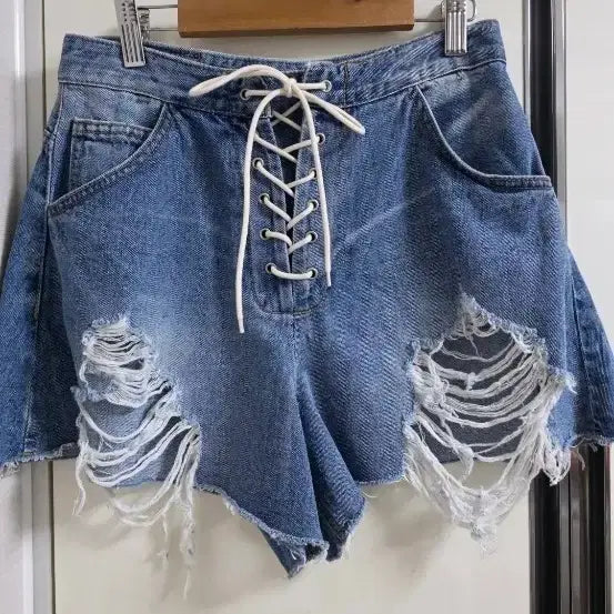 [BUNJANG] Distressed Rolled-Up Denim Hot Shorts / 핫팬츠 디스트로이드 롤업 스타일