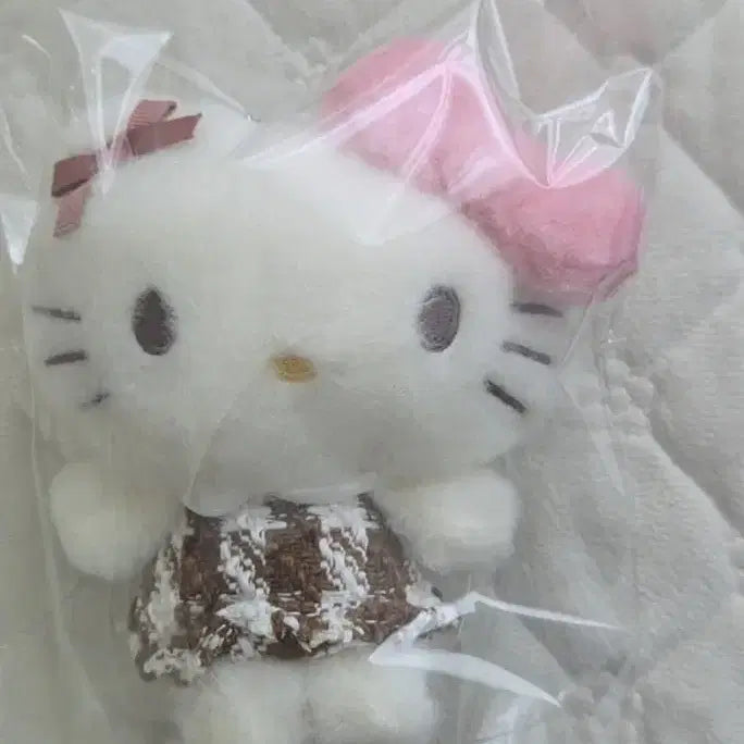 [BUNJANG] Sanrio Hello Kitty Tweed Dress Doll Keyring / 산리오 트위드 원피스 헬로키티 인형 키링