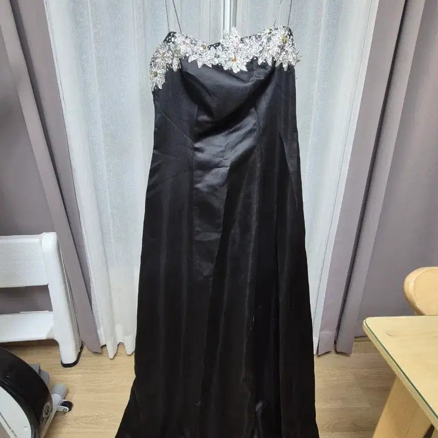 [BUNJANG] Black Long Dress with Beaded Embellishments / 블랙 롱 드레스 비즈 장식 연주드레스