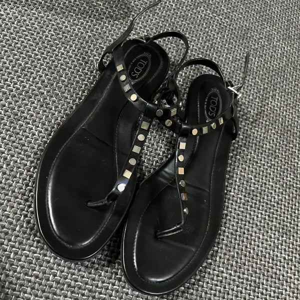 [BUNJANG] Tod's Black Enamel Studded T-bar Flip-Flop Sandals / 토즈 블랙 에나멜 가죽 스터드 장식 티바 쪼리 샌들