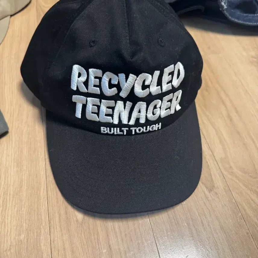 [BUNJANG] Sandpiper "Recycled Teenager" Lettering Ball Cap / 샌드파이퍼 모자 샌디앤로지스