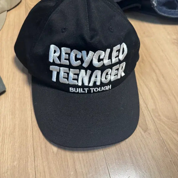 [BUNJANG] Sandpiper "Recycled Teenager" Lettering Ball Cap / 샌드파이퍼 모자 샌디앤로지스