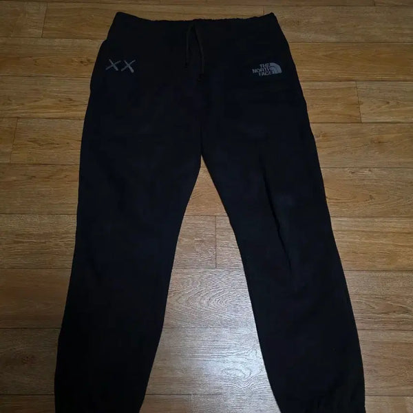 [BUNJANG] The North Face x KAWS Collaboration Sweatpants / 노스페이스 X kaws 스웨트 팬츠