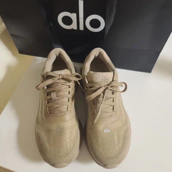 [BUNJANG] ALO Runner Sneakers Beige 245 / 새상품) ALO 알로 러닝화 러너 베이지 245 운동화