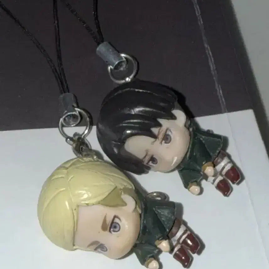 [BUNJANG] Attack on Titan Erwin & Levi Keychain Bundle / 진격의 거인 엘빈 리바이 대롱 가챠 키링