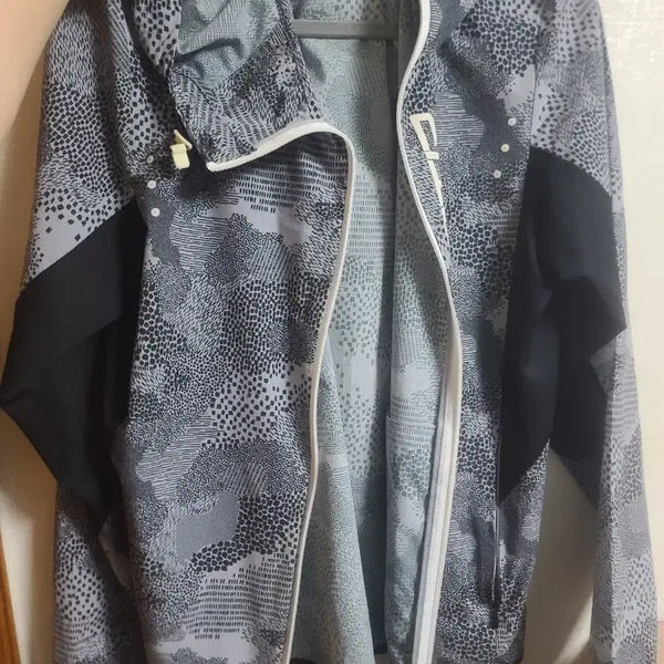 [BUNJANG] Descente Windbreaker L Size / 데상트 바람막이 L사이즈 판매합니다